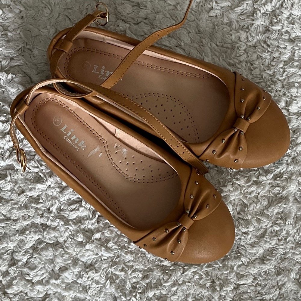 Girls tan flats with a bow and small gold studs - 3